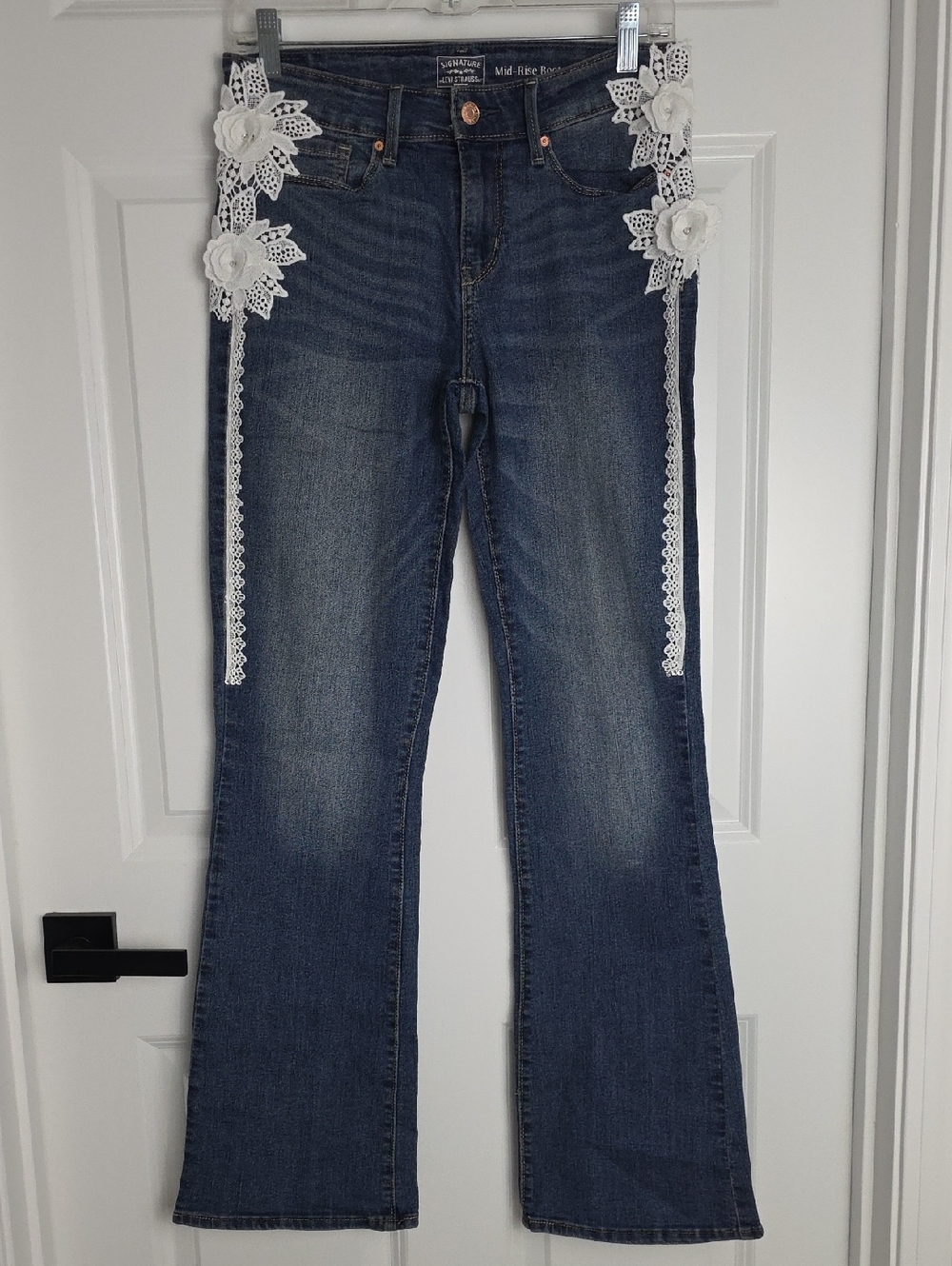 Signature Levi Strauss Blue Mid Rise Boot Cut Jeans w/ White Lace Trim Sz 4